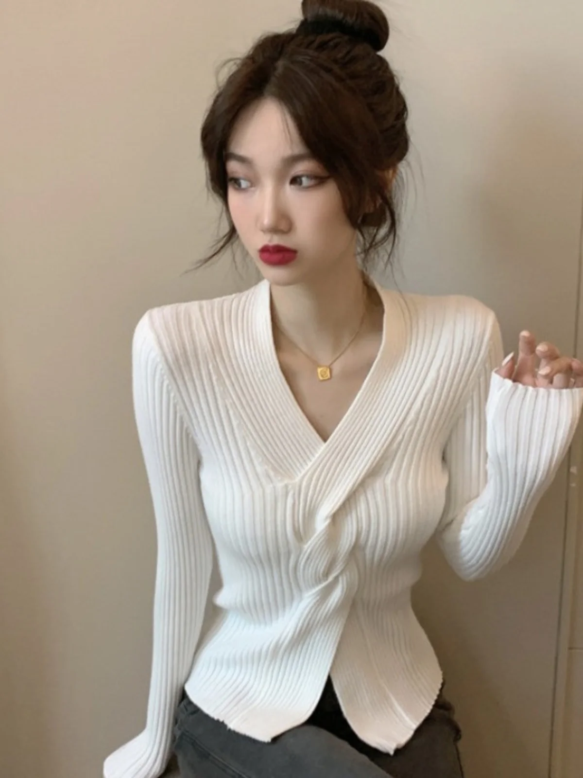 

Шикарная трикотажная основа с v-образным вырезом, ранняя весна 2023, женская модная внутренняя одежда, корейский однотонный облегающий длинный све