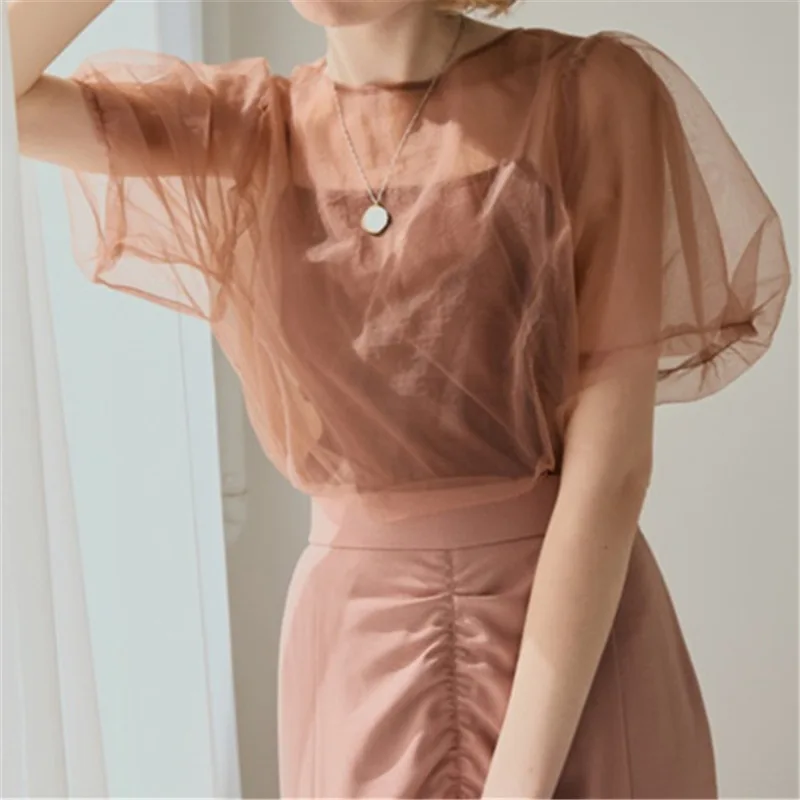 

Модный сетчатый топ с вырезами и бретелями, комплект из двух предметов, универсальный летний новый комплект, женская рубашка, дышащая, приятная для кожи.