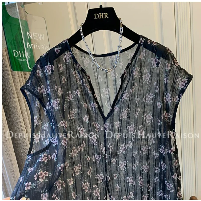 ชุดเดรสคอวีผ่าข้างลายดอกไม้จีบระบายสำหรับผู้หญิง ชุดคลุมกันแดดทันสมัย