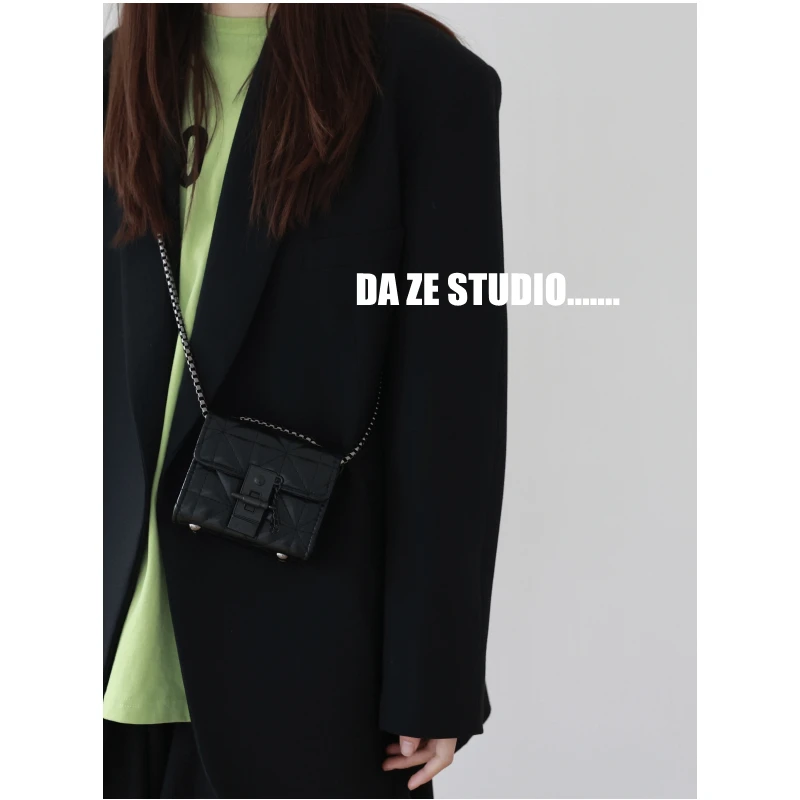 حقيبة كتف صغيرة للنساء بتصميم أنيق وجودة عالية مع سلسلة حمل سوداء، حقيبة صيفية عصرية صغيرة من الجلد الصناعي الناعم مع إغلاق ب...