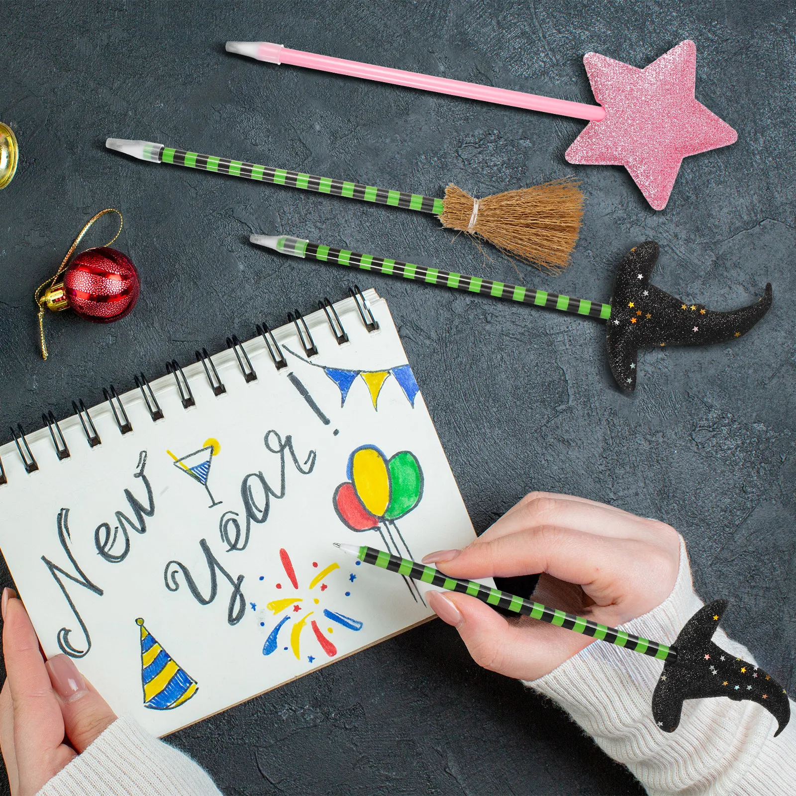 

Набор из 18 шариковых ручек для Хэллоуина: шляпа ведьмы, метла, звезда. Гладкое письмо. Подарки на День святого Валентина. Забавные ручки.