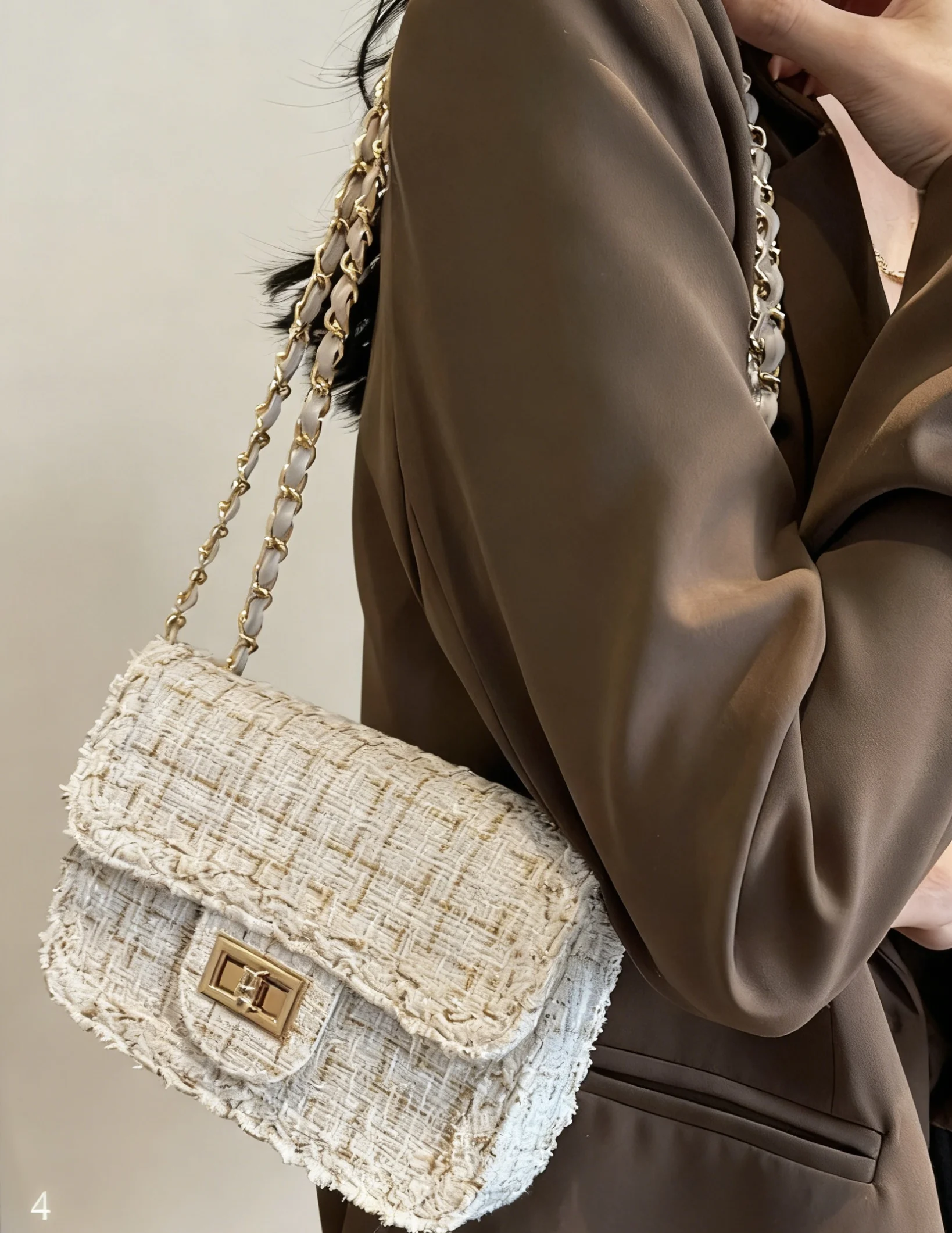 

Женская элегантная мини-сумка через плечо в стиле Xiaoxiang с плетеным металлическим креплением, модная сумка на плечо, подходящая для повседневных поездок на работу.