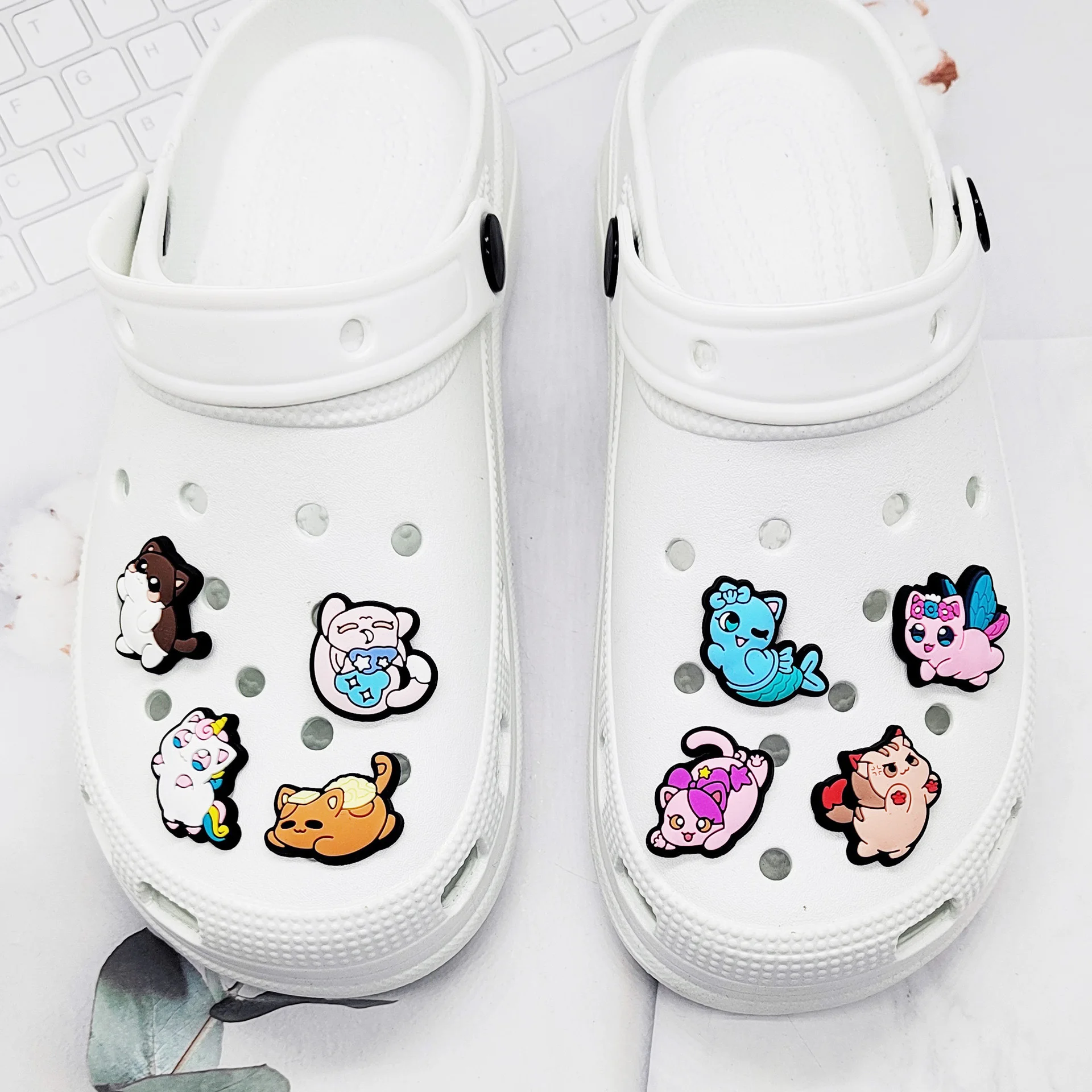 1-8 Stuks Schattige Cartoon Kat Pet Pvc Schoen Bedels Klompen Sandalen Schoen Accessoires Dier Kitten Schoen Gesp Decoratie Vinnen Kinderen Geschenken