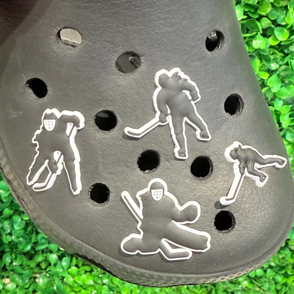 

1-8 шт., спортивные тапочки для хоккея с шайбой из ПВХ, черные подвески для обуви, пряжка, тапочки с отверстиями, аксессуары, украшение для обуви для рюкзака, детский подарок