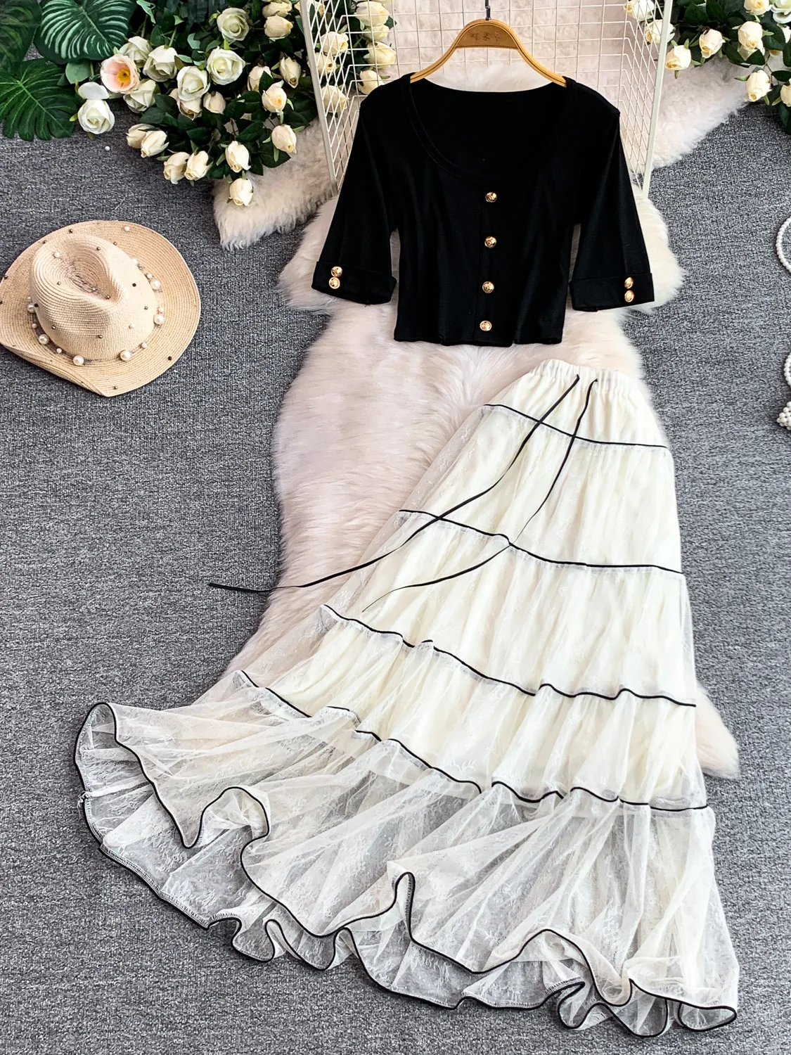 

Fashionable Metal Buckle U-Neck Sleeve Insertion T-Shirt Top with Lace Skirt Two-Piece Set Sweet Lace Hemline Spring Summer