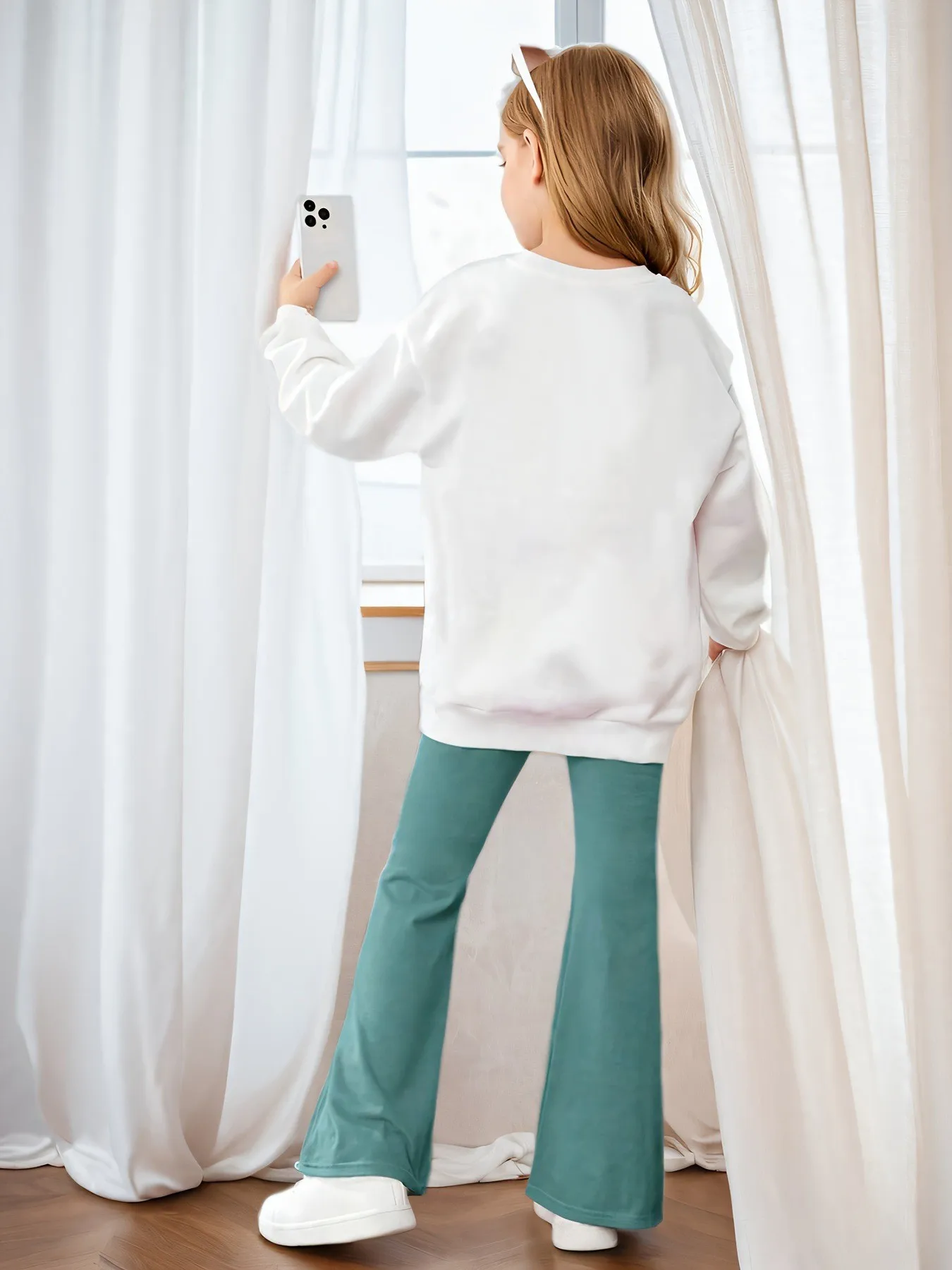 Frühlings- und Herbst-Outfit für Mädchen: Weißes Sweatshirt mit Rundhalsausschnitt + blaugrüne Schlaghose, zweiteiliges Set, Kinderkleidung mit Herz- und Schmetterlingsdruck, geeignet für Kinder ab 3 Jahren, lässig und vielseitig. – Detail 2