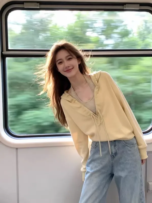 

Желтая женская футболка в стиле Lazy Style с эффектом двухслойности, весна-осень, свободный крой, стройнящий силуэт, комбинированный дизайн, удобная, универсальная, свободная футболка-топ