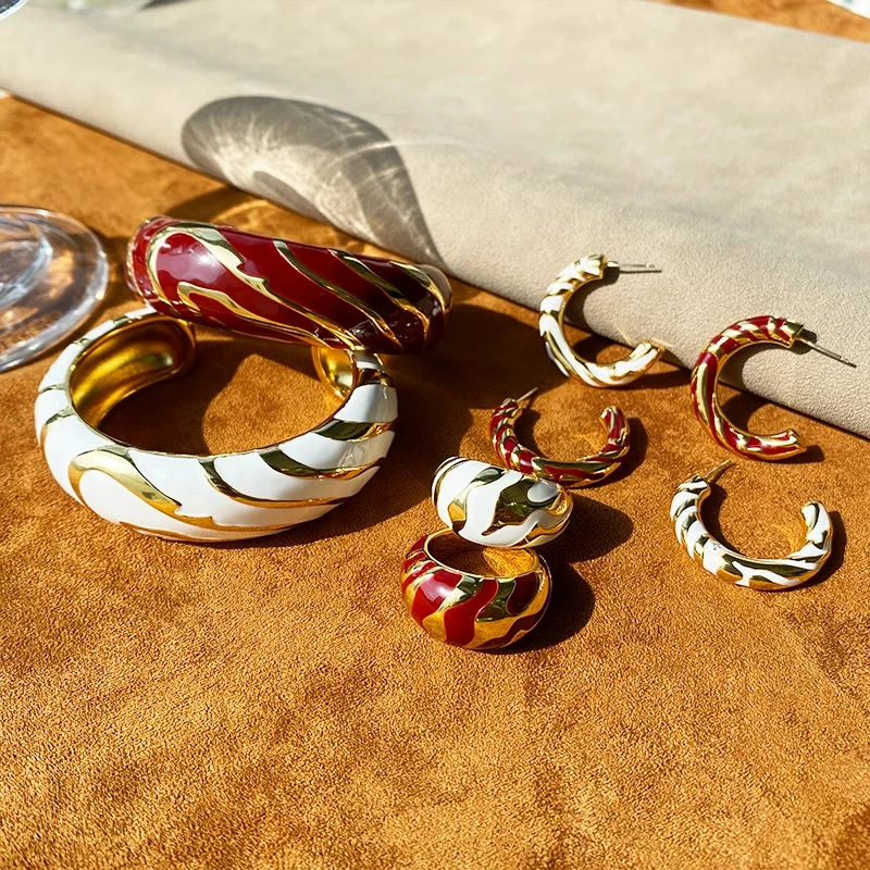 Europe American Retro White Red C Shaped Earrings Woman Fashion Jewelry Trend