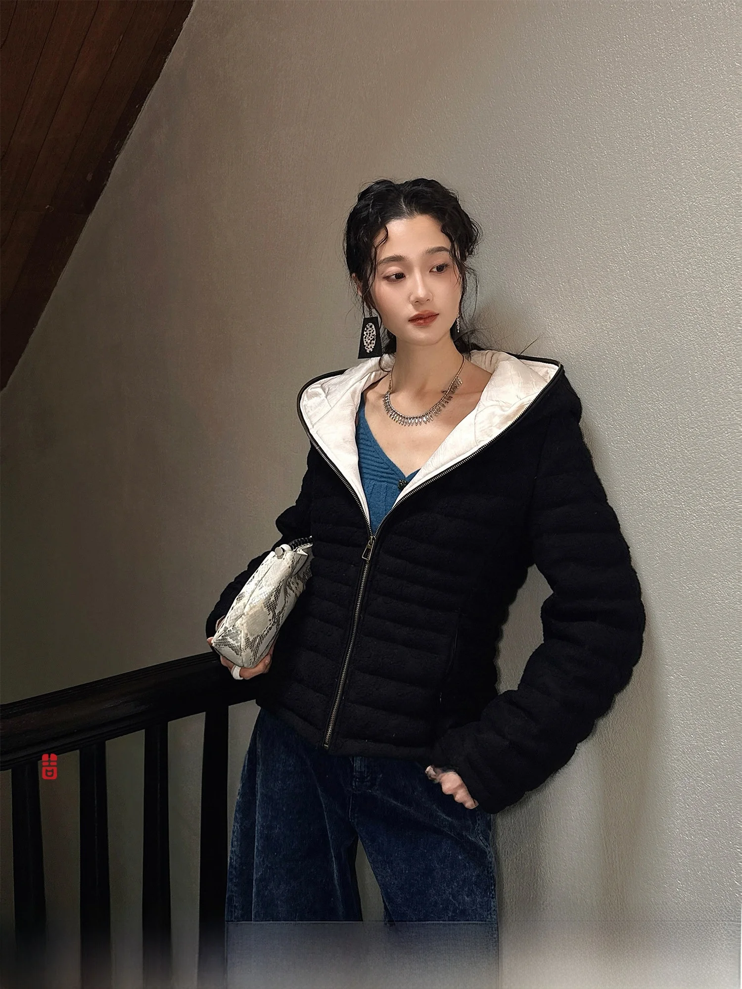 

Женская зимняя куртка Sanji Bla Flower Cloud Bone Down Jaet с вышивкой, мехом и утягивающим поясом из шерсти, модель 2026 года, очень привлекательная.