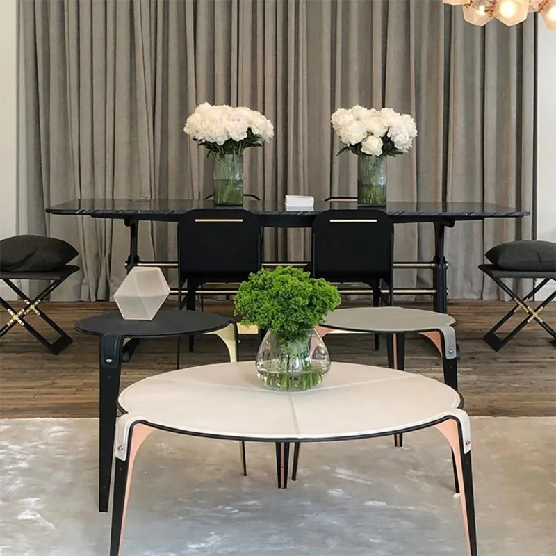 Moderner, schlichter Couchtisch mit schwarzer Goldklinge