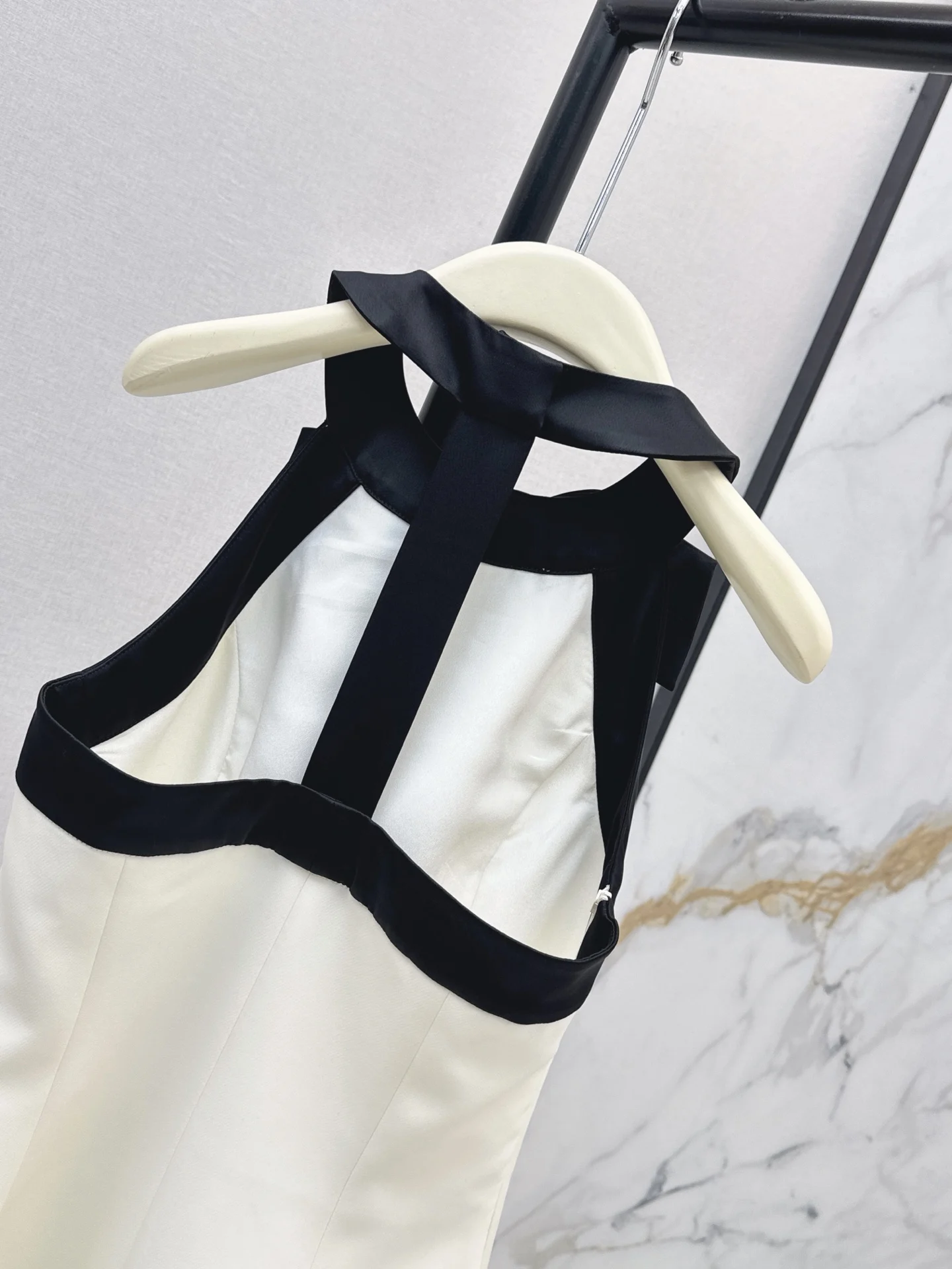The latest classic black and white contrasting neck hanging short dress for early autumn 2026