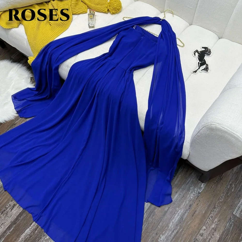 Sukienka wieczorowa ROSES, niebieska, elegancka, bez ramiączek, z szalem, o kroju litery A, plisowana, bez rękawów, na studniówkę, dla kobiet, szyta na miarę.