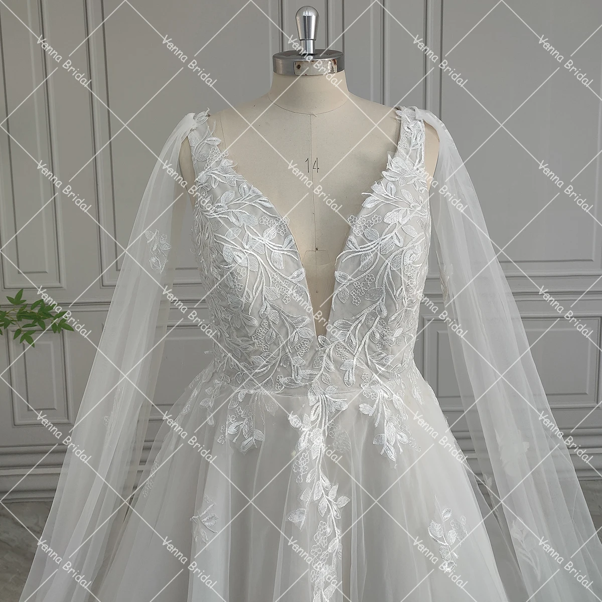 FIBRA-Robe de Soirée de Mariage en Dentelle Brodée, Col en V Profond, Appliques Florales Personnalisées, Poignées Détachables, Cape en Tulle, Grande Taille