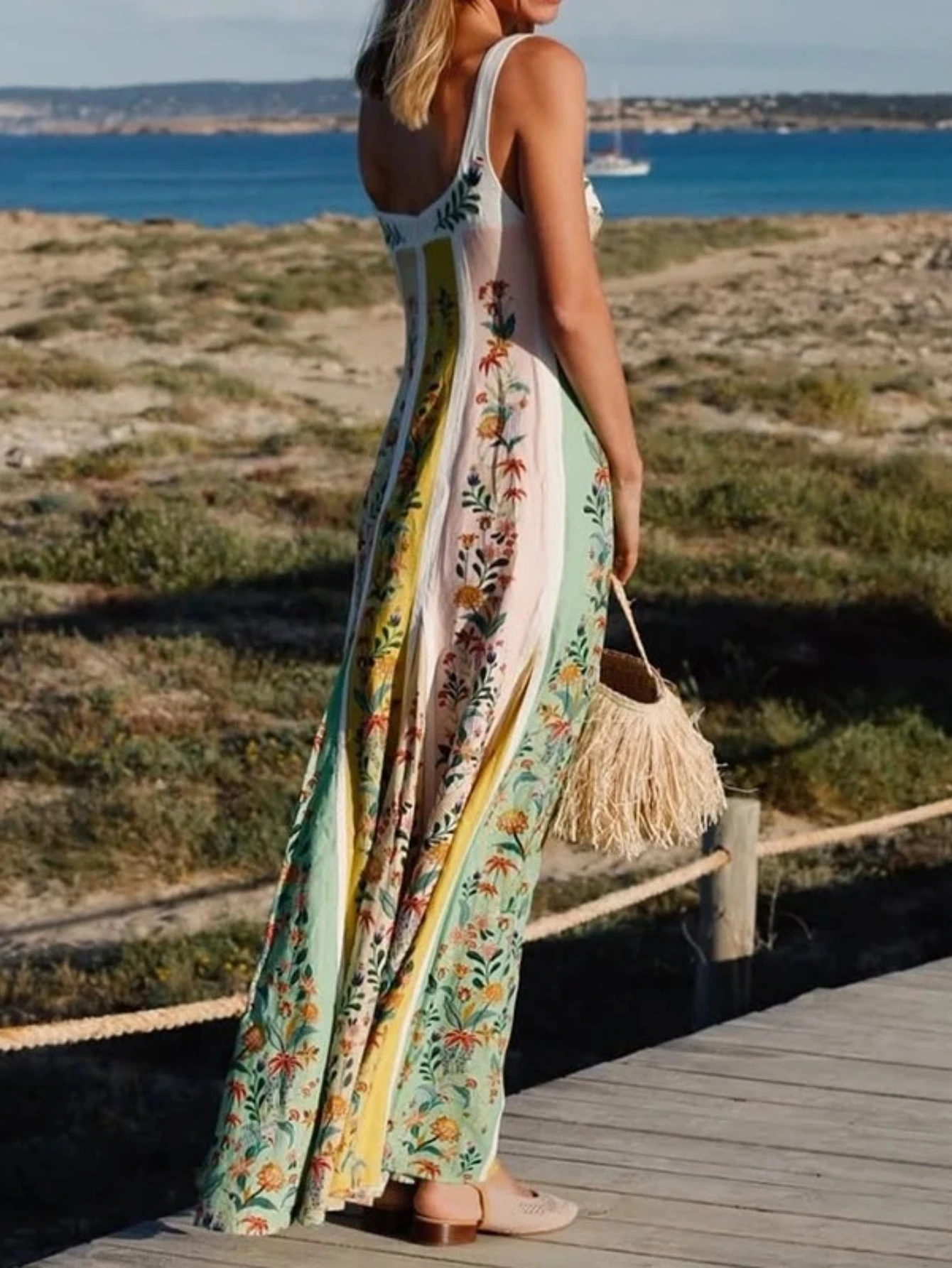 Sukienka w kwiatowy wzór w stylu boho, dopasowana, codzienna, z wysokim stanem, bez rękawów, z odkrytymi plecami, długa, elegancka.