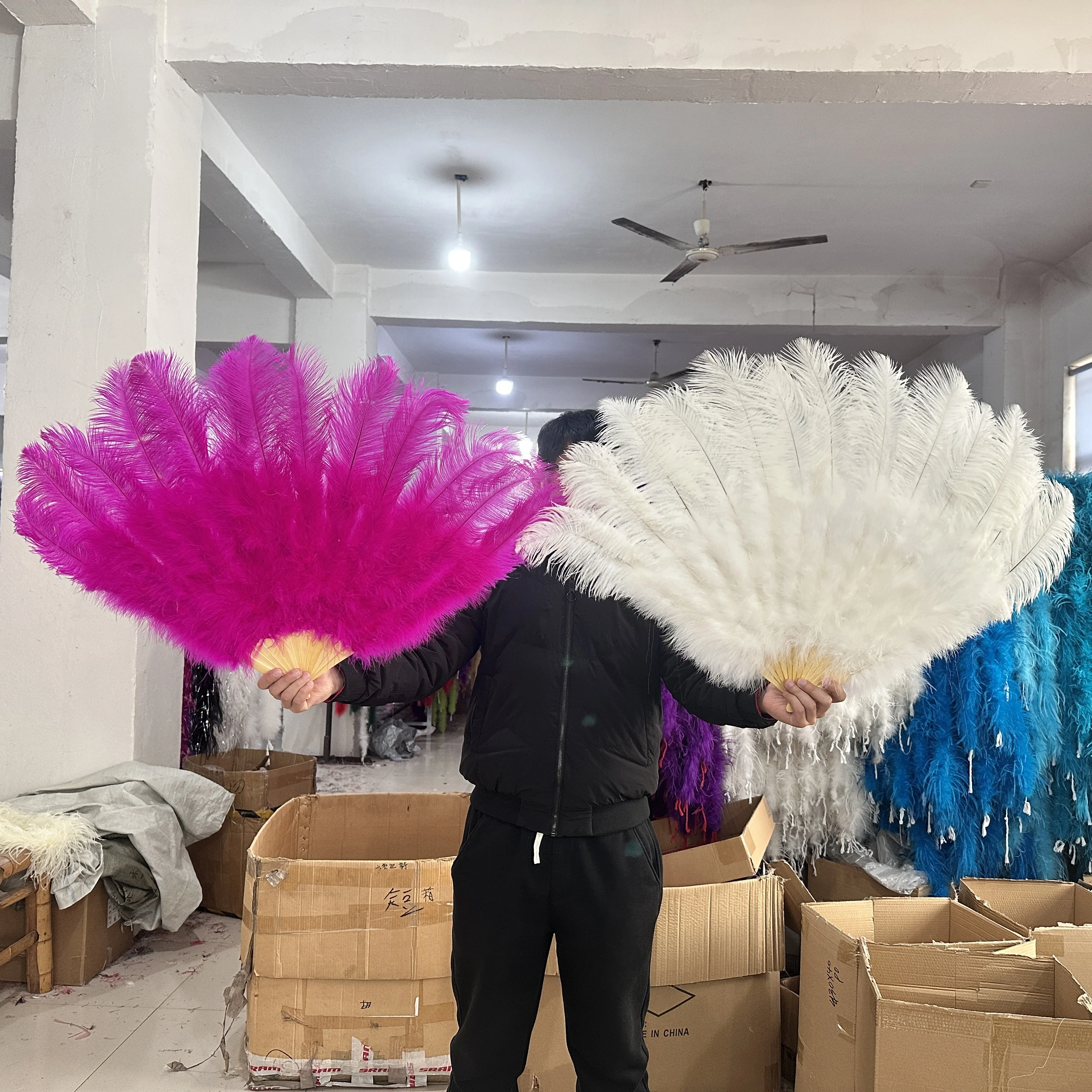 

White Big Ostrich feather Fan 13Bone Hand Crafts Fan With Feather for Dancer Show Stage Performances Decor Folding Plumes Fans