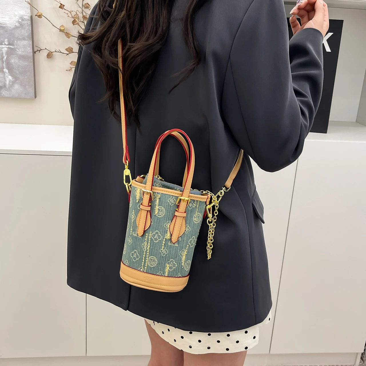 

Luxury Brand Famous Designer Women's Elegant Leather Crossbody Bag Classic Popular Shoulder Messenger Tote Handbag Ladies