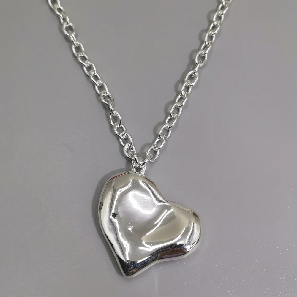 

Sweet and cool heart-shaped necklace with niche design, thick chain necklace, personalized dressing style