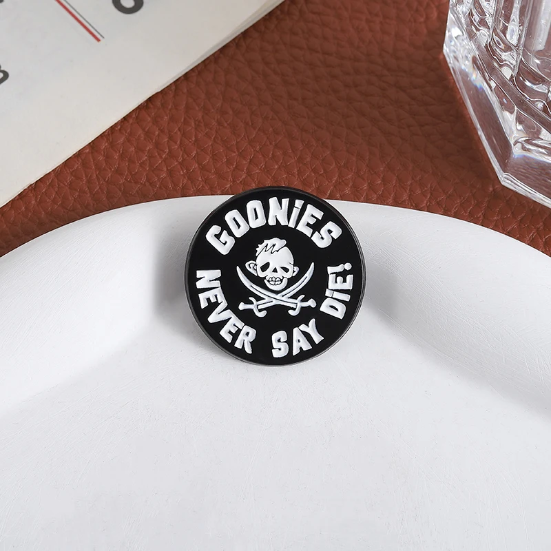 Goonies Never Say Die Emaille-Anstecknadeln, Skelett-Schädel, schwarze runde Brosche, Abzeichen, Rucksack-Anstecknadel, Zubehör, Geschenk für Freunde