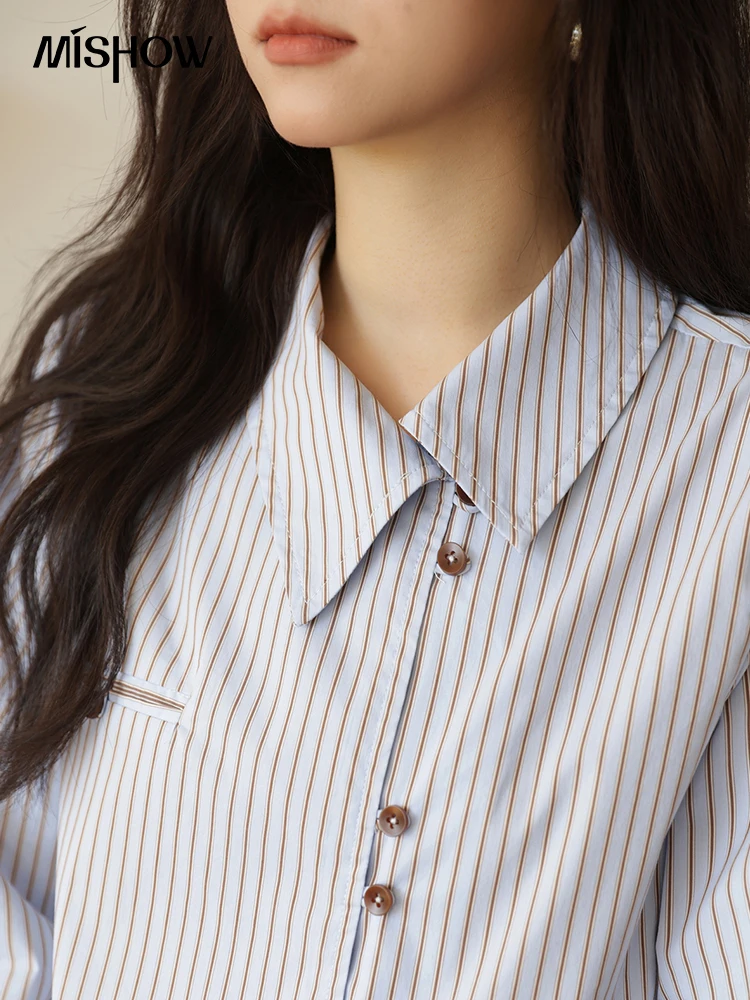 MISHOW قميص نسائي مخطط غير متماثل لخريف 2025 وصل حديثًا ملابس كلاسيكية فضفاضة بأكمام طويلة ملابس نسائية للركاب MXE42C2375