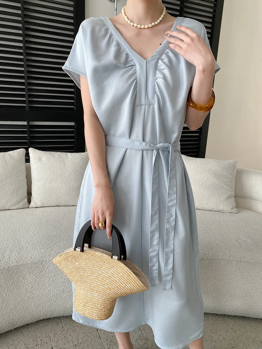 Sommerliches Damenkleid in unifarbenem Design mit V-Ausschnitt und Schnürung an der Taille für eine schlanke Silhouette. – Detail 22