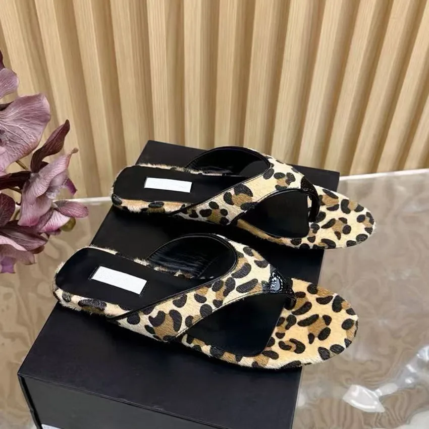 

Leather slippers for women in spring and summer, black flip flops for outdoor wear, beach flat shoes, vacation sandals
