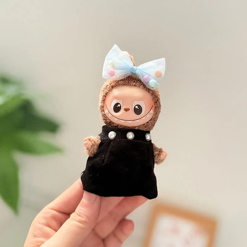

10 см LABUBU 4,0 мини-плюшевая подвеска, аксессуары для одежды, жемчужное платье, юбка на подтяжках с бантом, аксессуары для волос для праздничной вечеринки