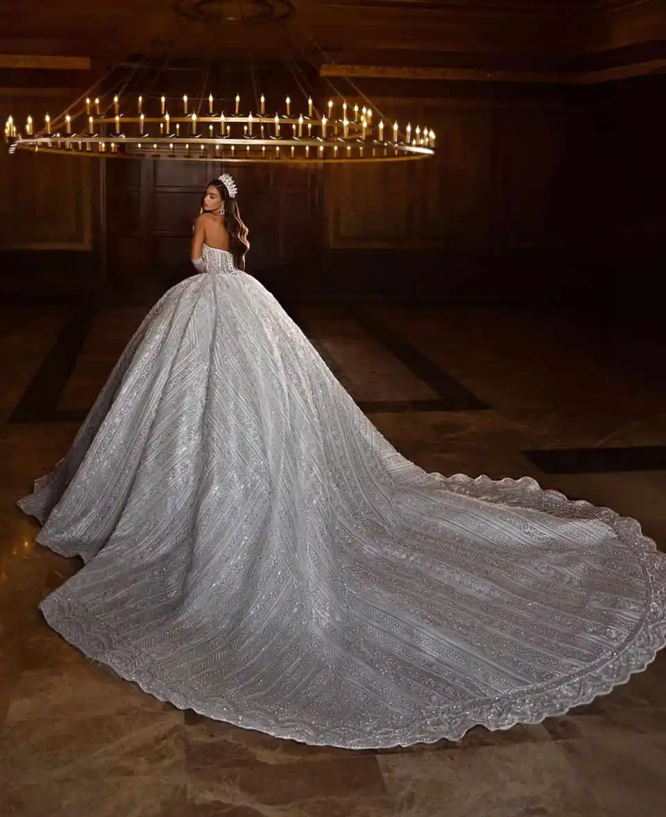 فساتين زفاف رائعة مطرزة بالترتر ورقبة رسن بدون أكمام فساتين زفاف مطرز بالكريستال فيستدو دي نويفا حسب الطلب