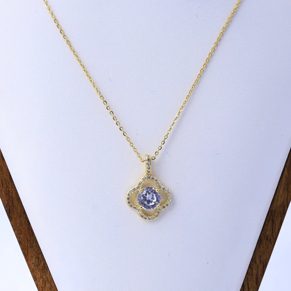 Lindo colar para mulheres – corrente de clavícula de aço titânio com flor de quatro folhas de luxo europeu e americano, casamento versátil e