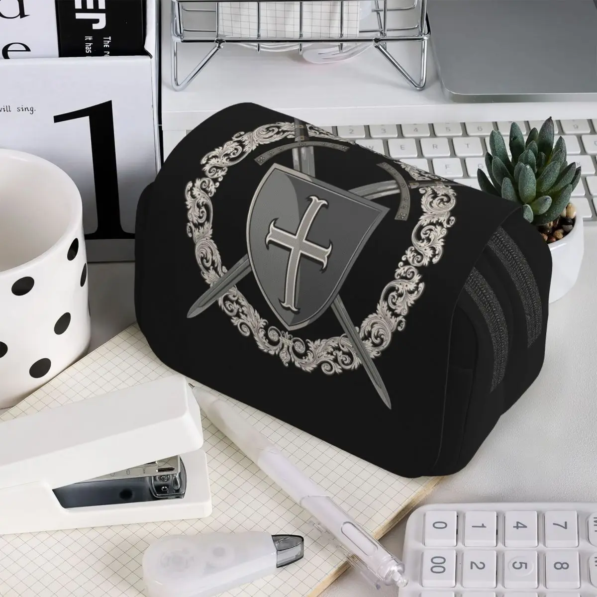 

Пенал с символикой рыцарей-тамплиеров: крест, щит, средневековый меч, эмблема тайного общества, для мальчиков и девочек, школьный пенал, сумка для ручек, держатель для ручек