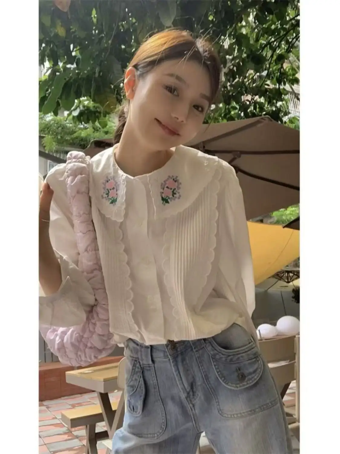 Koszule Lolita z haftowanymi kwiatami, białe, urocze, z kołnierzykiem Piotrusia Pana, zapinane na guziki, z falbankami, w stylu francuskim, słodkie i eleganckie.