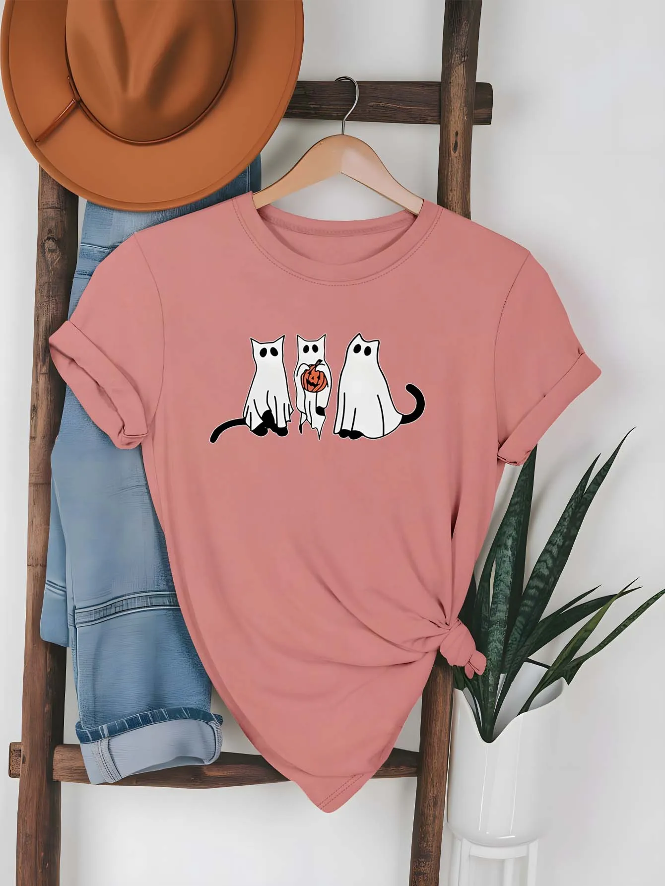 

Модный наряд больших размеров с игривым рисунком кота-призраков и элементом тыквы на Хэллоуин для модных вибраций