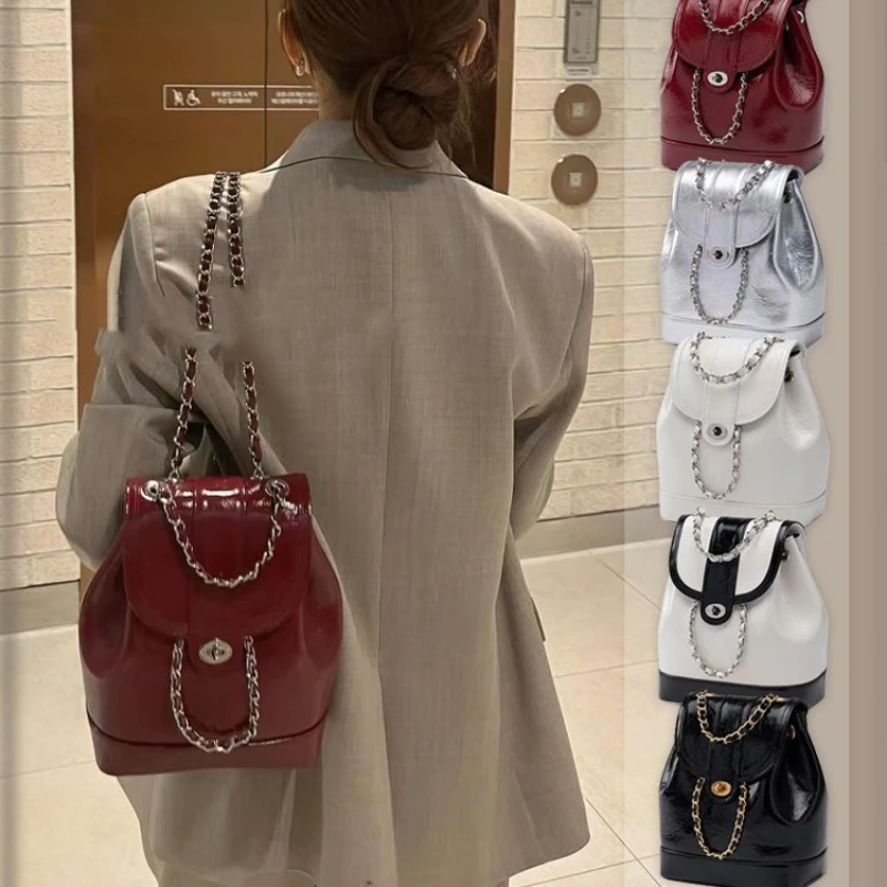 Cardinal Red backpack, a retro and fashionable cowhide versatile chain bag, a single-shoulder crossbody bucket bag