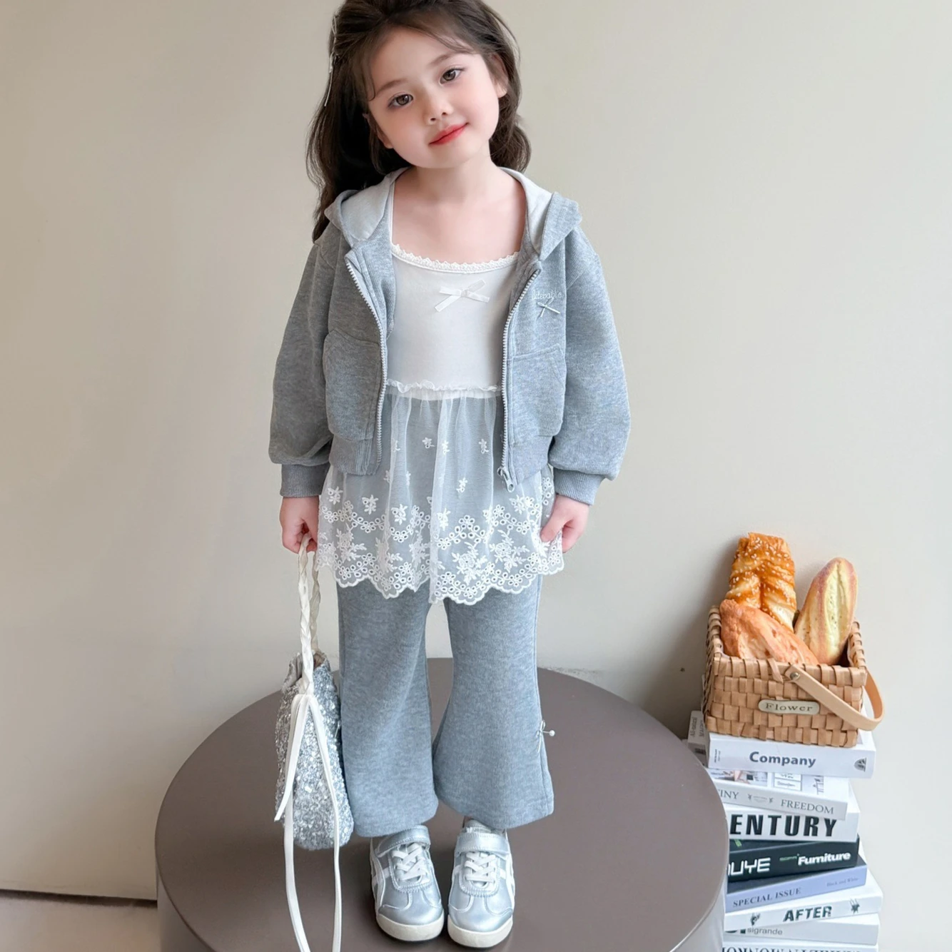 

Костюм для девочек 2026: Новинка весенне-осенней коллекции, детская одежда в корейском стиле, худи, брюки на подтяжках с кружевом, расклешенные, комплект из трех предметов