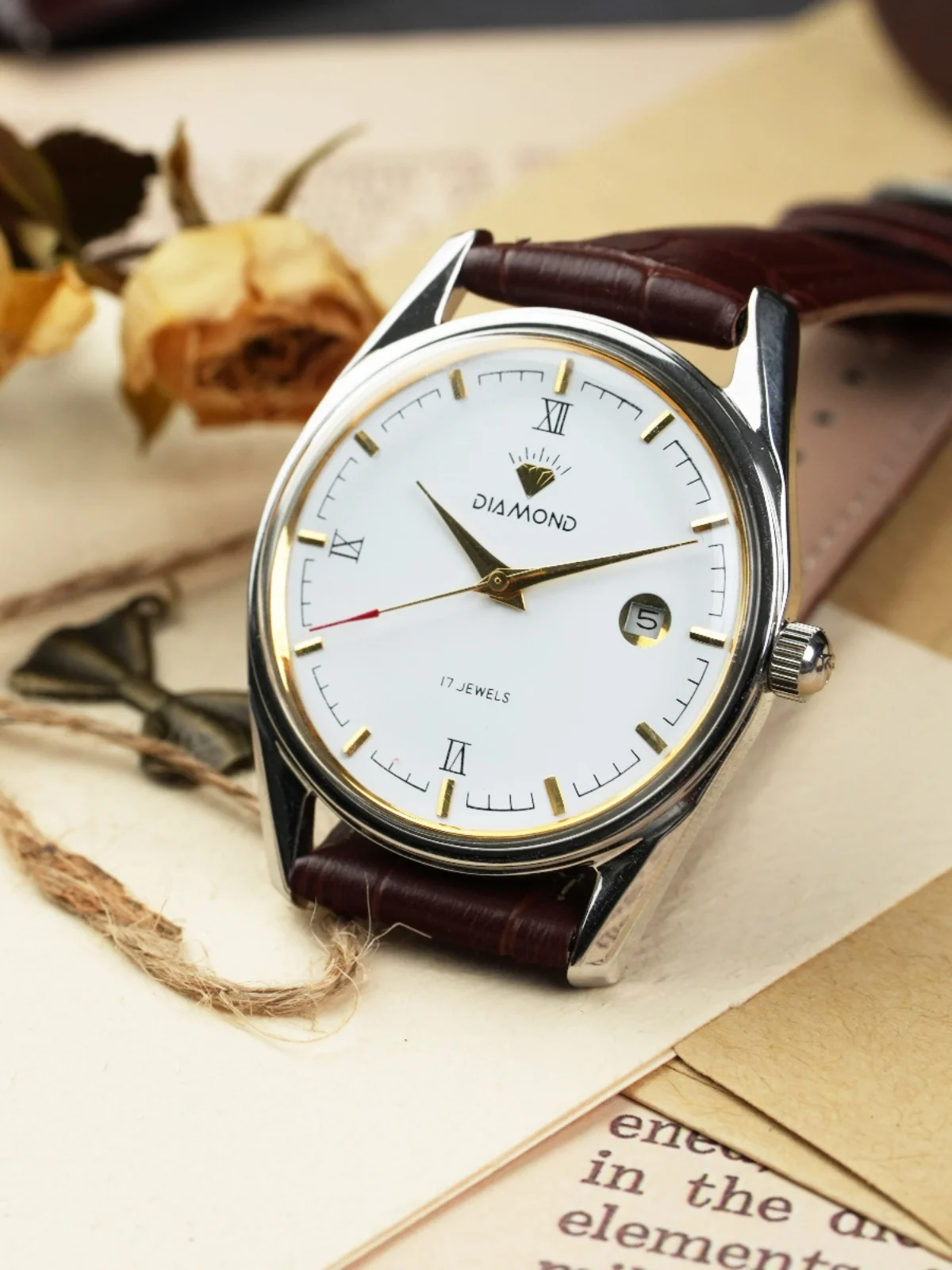 reloj-antiguo-de-la-misma-epoca-de-la-marca-osmanthus-reloj-mecanico-de-la-marca-de-diamantes-elaborado-en-shanghai-mecanismo-de-relojeria-genuino
