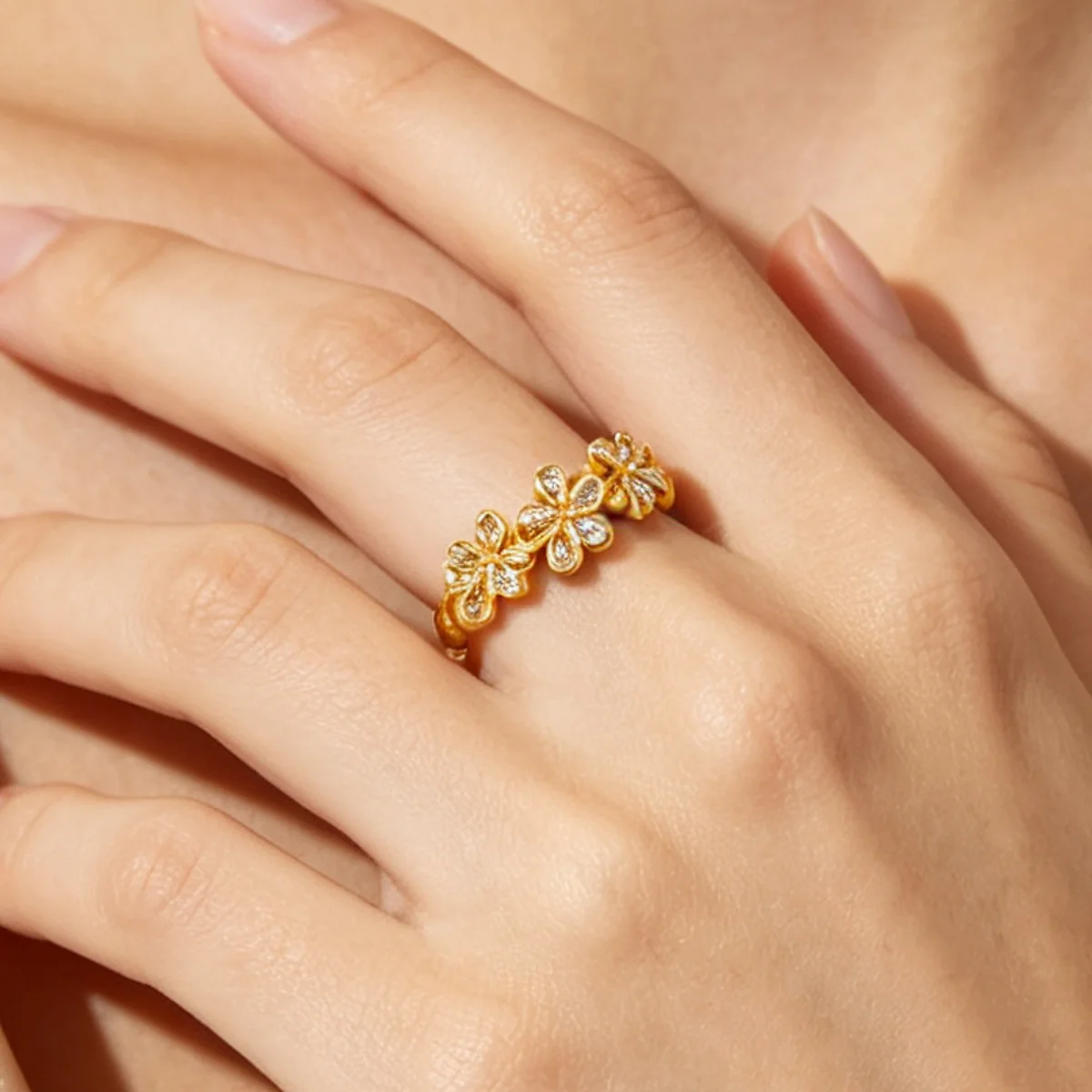 Goldfarbener Blumen-Offenring für Damen, mit klaren Zirkonia-Blüten, verstellbarer Manschettenring, zarter, ästhetischer Schmuck, Geschenk – Detail 3