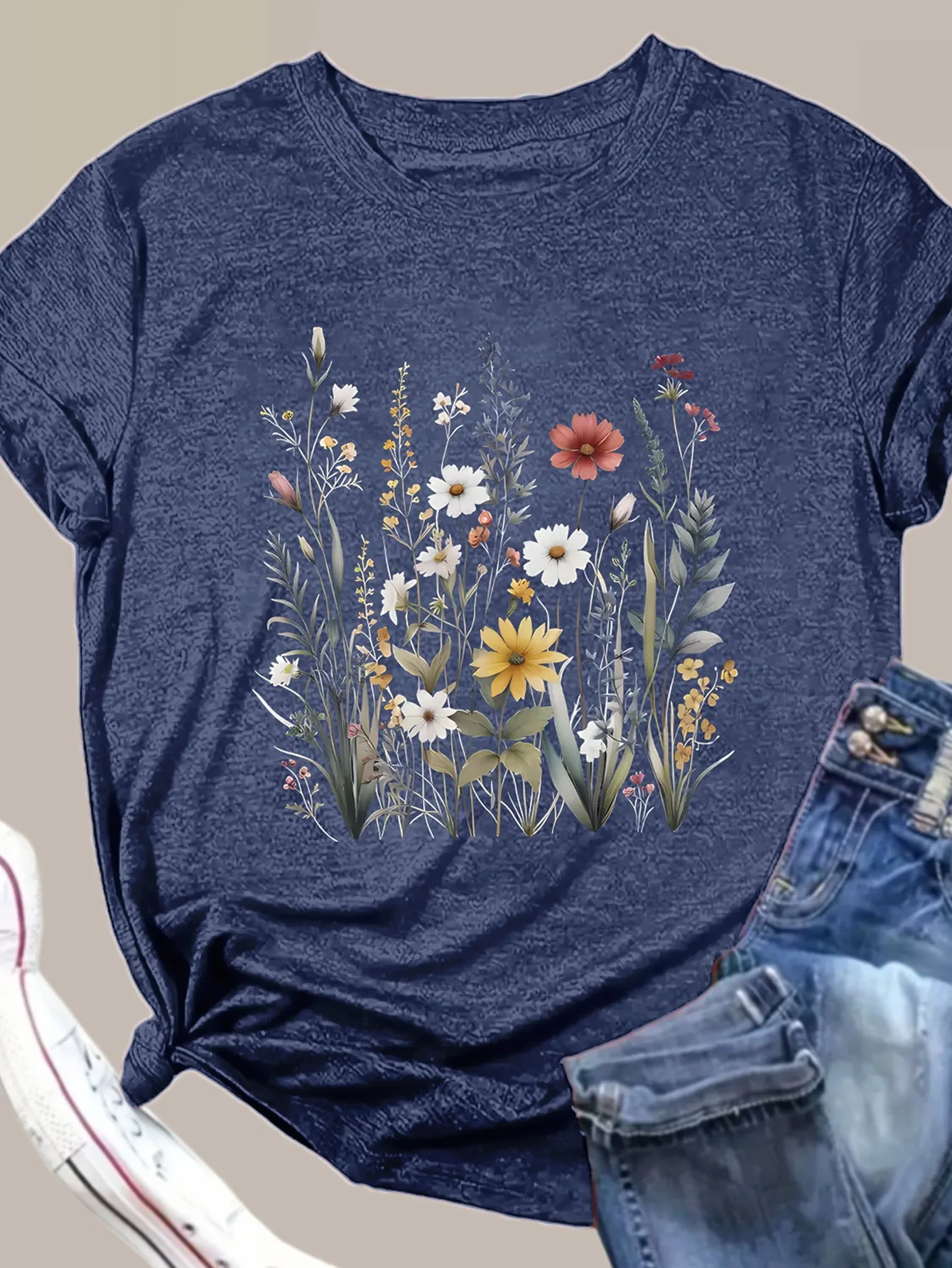 

Plus - Size Floral Delight: T - shirt with Lush Wildflower Print for Effortless Style