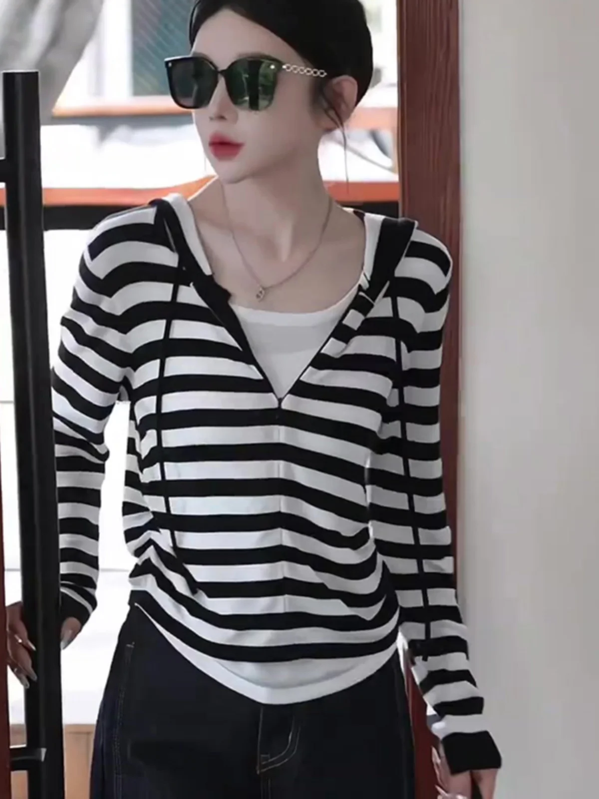 

Повседневная женская футболка Gtuq с капюшоном и полосками, имитация двухслойности, для ранней осени, модный повседневный топ в стиле кэжуал, ветрозащитная, черная...