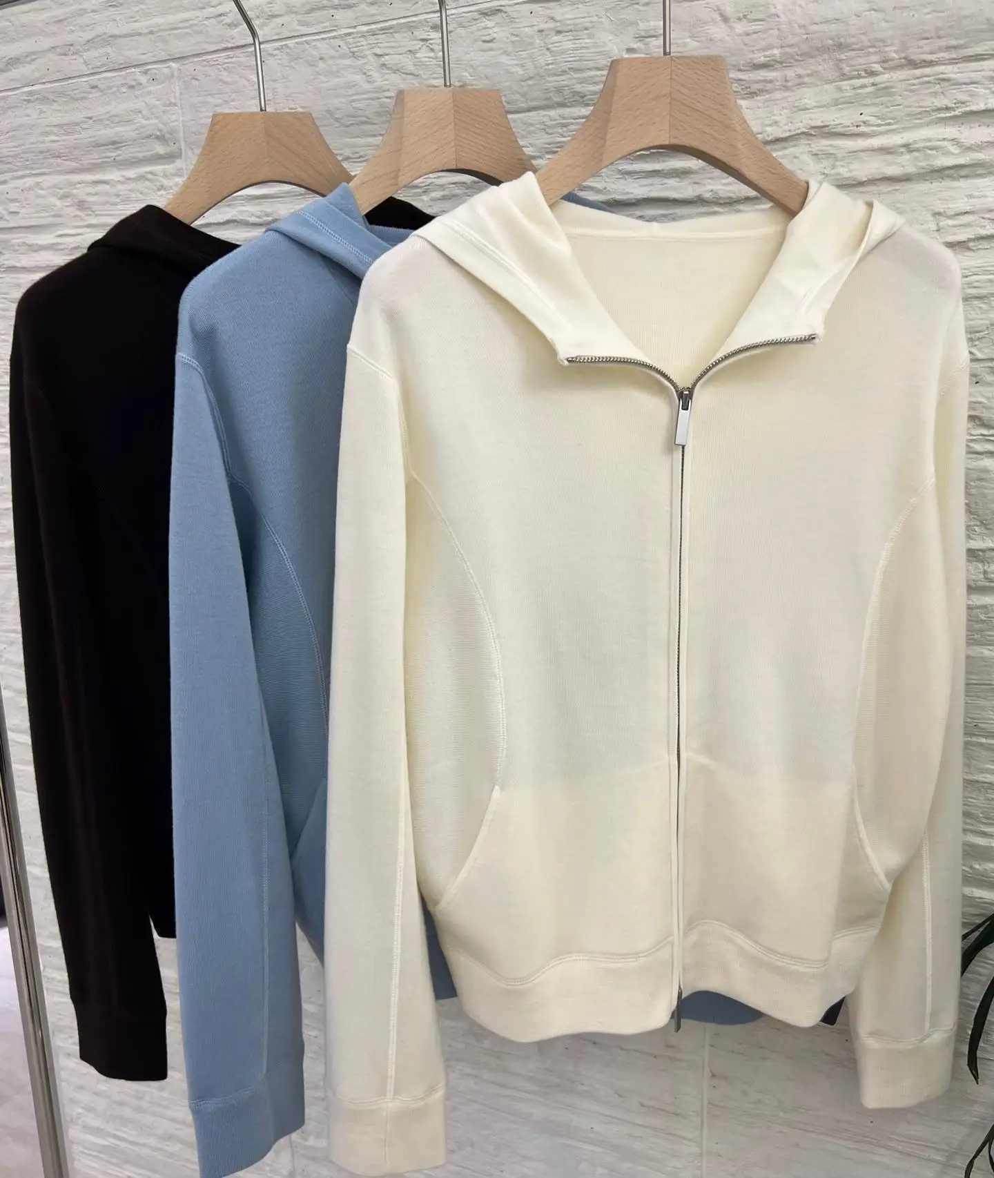 

Женский шерстяной вязаный кардиган на молнии с капюшоном