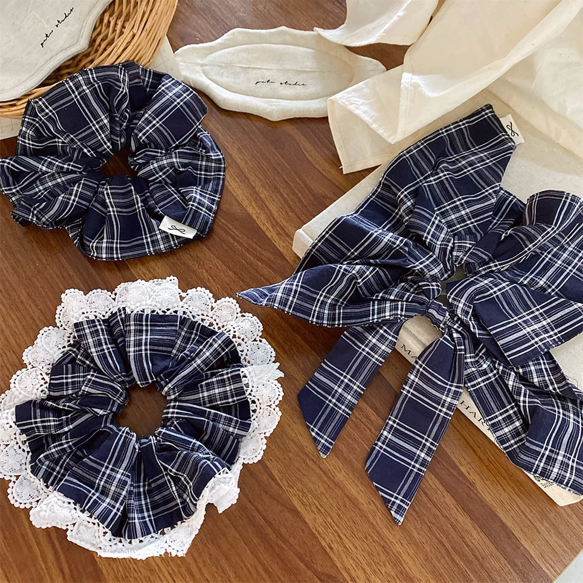 

1pc Korean new style white lace edge navy blue checkered bow large intestine hair tie, fashionable textured hair accessory