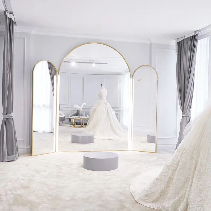 Personalizzato. Personalizzato. Personalizzato. Dimensioni complete Personalizza Negozio di abiti da sposa Hree Fold Colore oro Grande specchio con struttura in metallo a pavimento a figura intera