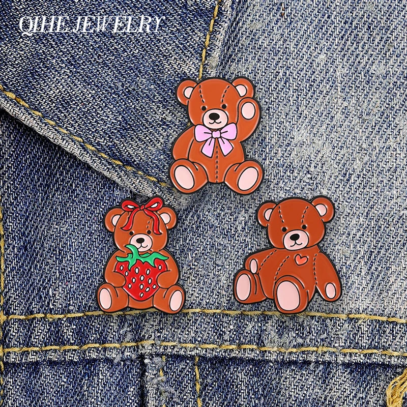 Vintage Stitched Plush Teddy Bear Doll Badge Enamel Pin Cute Strawberry Bow Teddy Bear Alloy Brooch Lapel Bag Badge Jewelry Gift