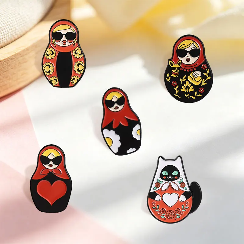 Cartoon Russische Matroschka-Puppen Emaille-Anstecknadeln Sonnenbrillen-Mädchen Schwarze Katze Volkskunst-Matroschka-Puppen Broschen Russische Kultur-Abzeichen Schmuck – Detail 3