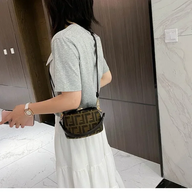 

Luxury Solid Color Crossbody Bag Women High-End Vintage Leather Tote Minimalist Parisian Design Casual Elegant Commuter Purse