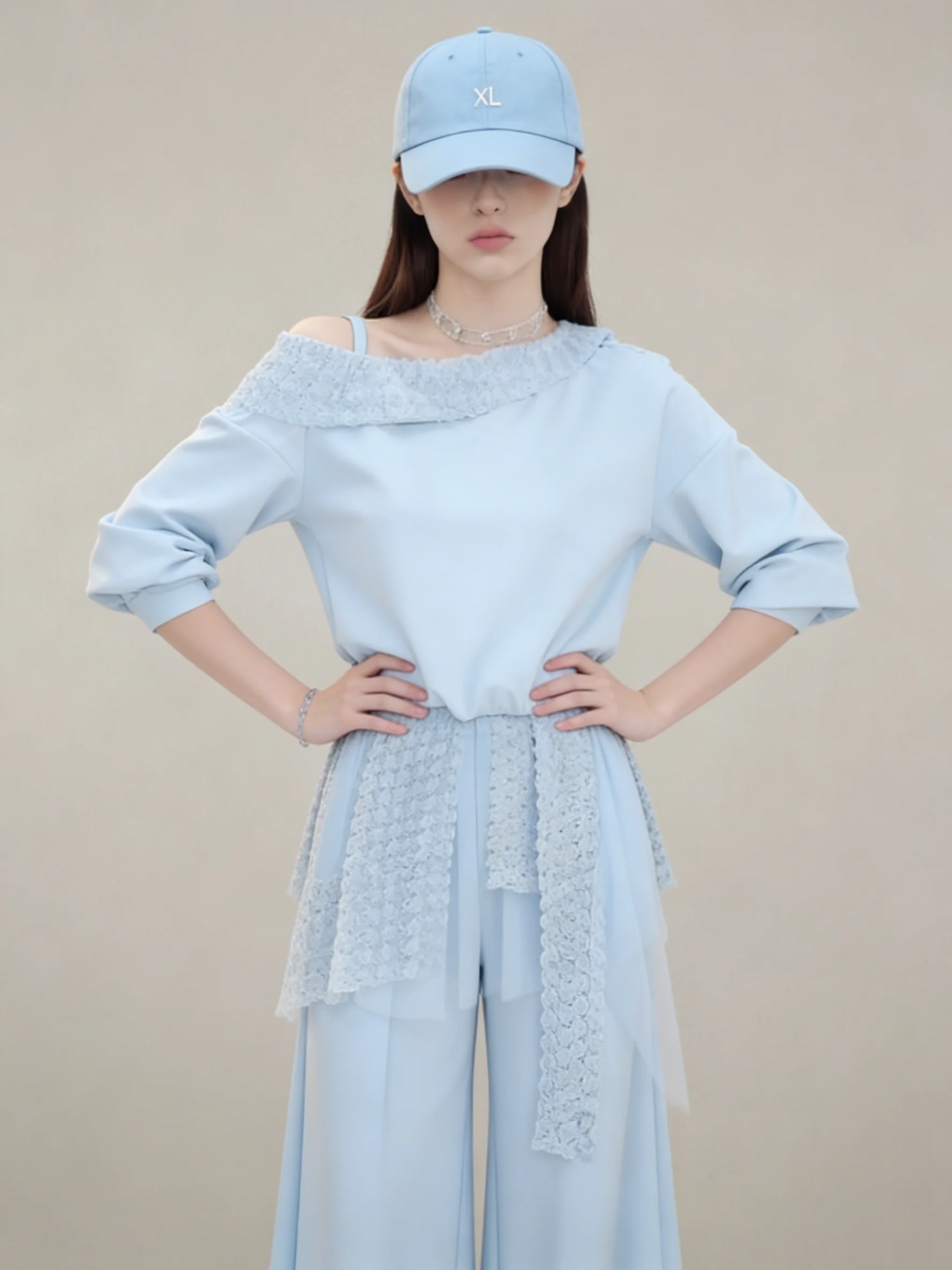 

Элегантный повседневный комплект для женщин: свитшот и брюки с высокой талией, украшенные синим кружевом, модный образ для весны 2026 года