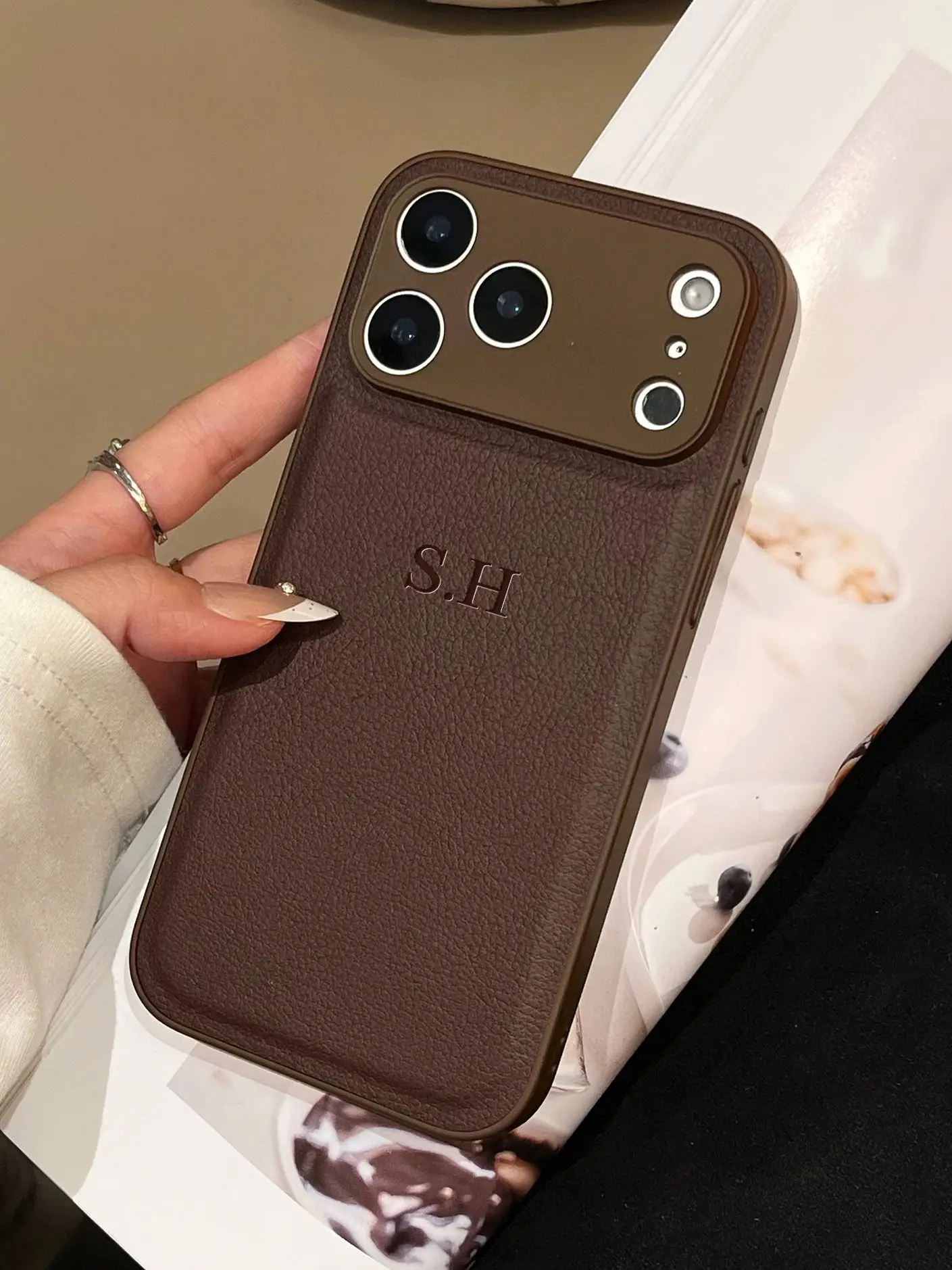 Gepersonaliseerde Luxe Aangepaste Naam 3D DIY Hot Graveren Kunstleer Telefoon Case Voor iPhone 17 16 15 14 13 Pro Max Plus Air - afbeelding 2