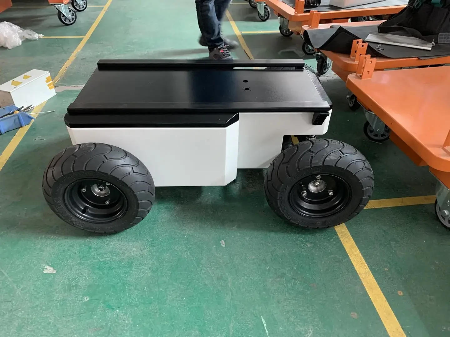 2020 new design industrial intelligent platform   robot with Four-Wheel for disinfection