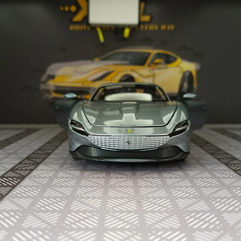 

Bburago 1:24 simulation Ferrari Roman alloy car model door and trunk can open rich details, fine workmanship, and good quality