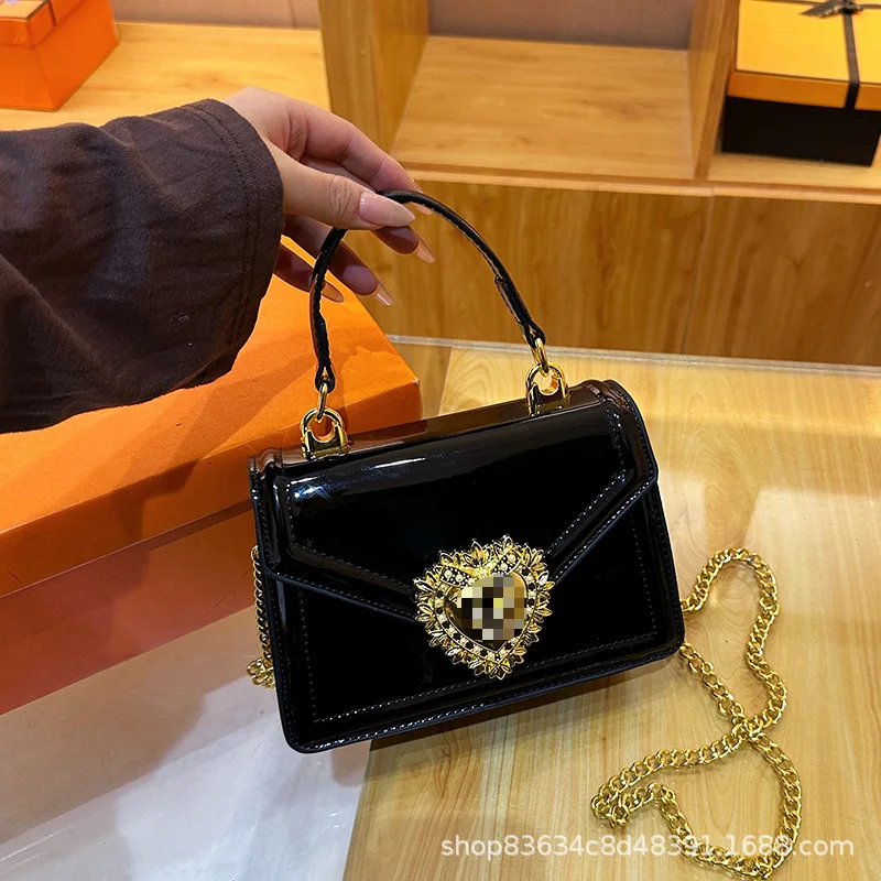 

Сумка на зеркальной цепочке из лакированной кожи, квадратная сумка через плечо с верхней ручкой, женская сумка через плечо Day to Night, минималистичная сумка на ремне