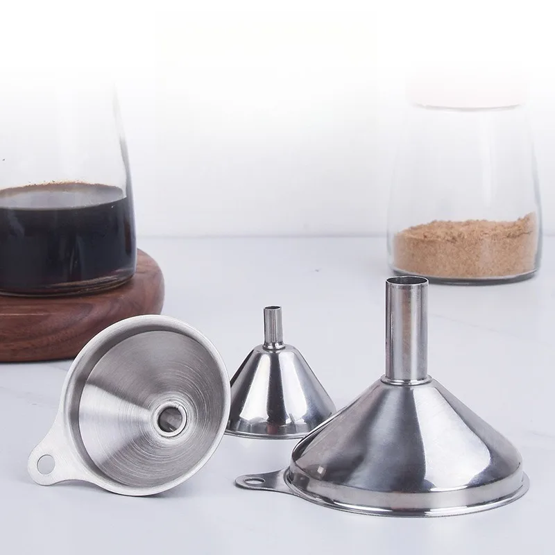 

Набор воронок из нержавеющей стали, 5 шт., пищевая металлическая воронка с чистящей щеткой используется для наполнения бутылок, кухонного масла, жидкого фильтра, инструмента