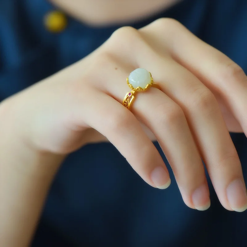 S925 الفضة مطلية بالذهب مطعمة Hetian الأبيض اليشم الجوف المرأة خاتم المجوهرات